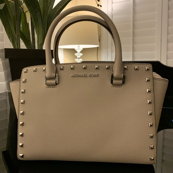 Michael Kors Handbags - 🎉NY Special🎉 MK SELMA STUD MediSatchel Bag